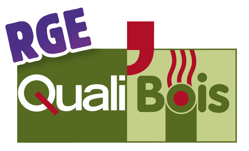 Un logotype composé des textes « RGE » en lettres violettes et « QualiBois » en blanc sur un fond rectangulaire vert. Le design comprend un élément graphique rouge et blanc ressemblant à des flammes et une cheminée, représentant des services modèles avec un professionnalisme épuré.