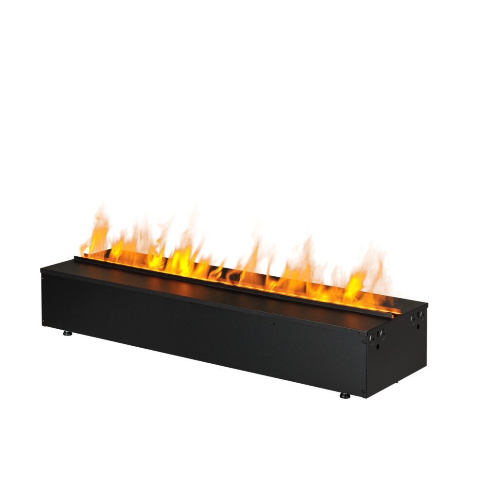 Un insert de cheminée rectangulaire en métal noir de la gamme Kit Glamm 3D Plus 1000 présente des flammes réalistes et brillantes sur un fond blanc. Le design moderne et minimaliste de Glammfire est parfait pour une installation murale ou pour être intégré dans un mobilier adapté.